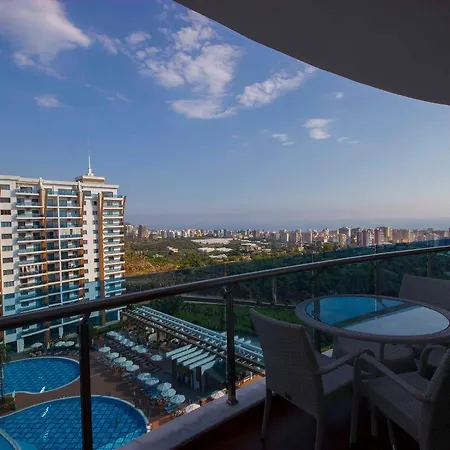 Azura Park Aparthotel *